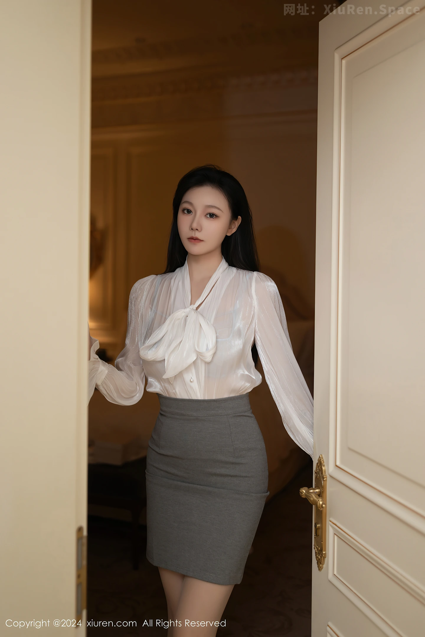 图片[2]-[XiuRen秀人网] VOL.9613 模特安然anran性感白衬衫配灰短裙露蓝色情趣内衣秀美腿诱惑写真80P-秀人网官方网站